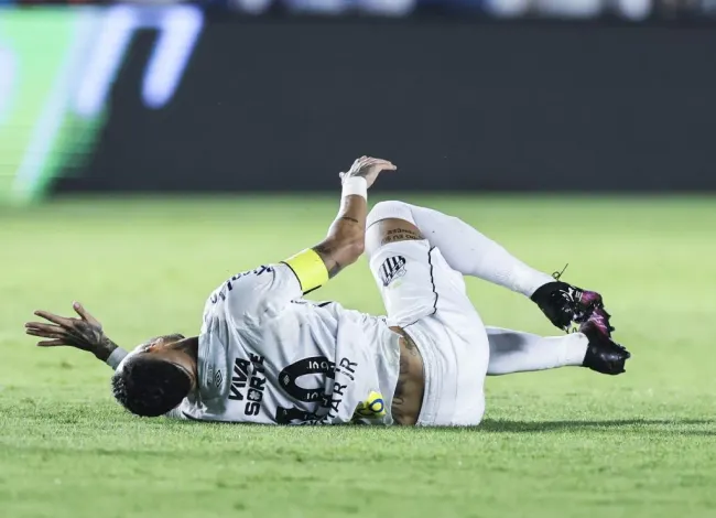 Neymar voltou a ser carregado com faltas. Foto: Alexandre Schneider/Getty Images.