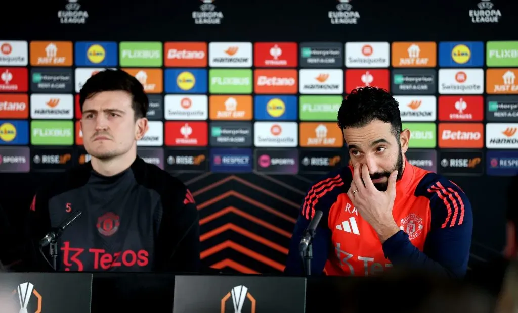 Amorim juntamente com Maguire, o autor do golo decisivo – e polémico. Foto: Carl Recine/Getty Images.