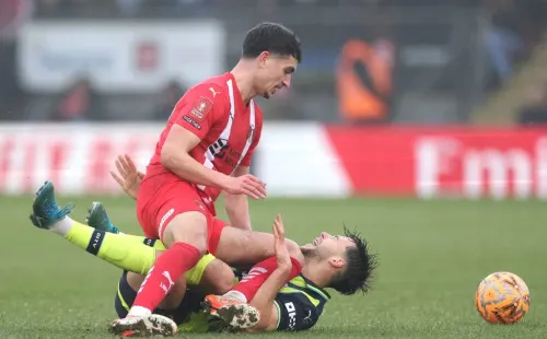 O momento em que Nico González perde a bola e, provavelmente, também se lesiona. Foto: Richard Pelham/Getty Images.