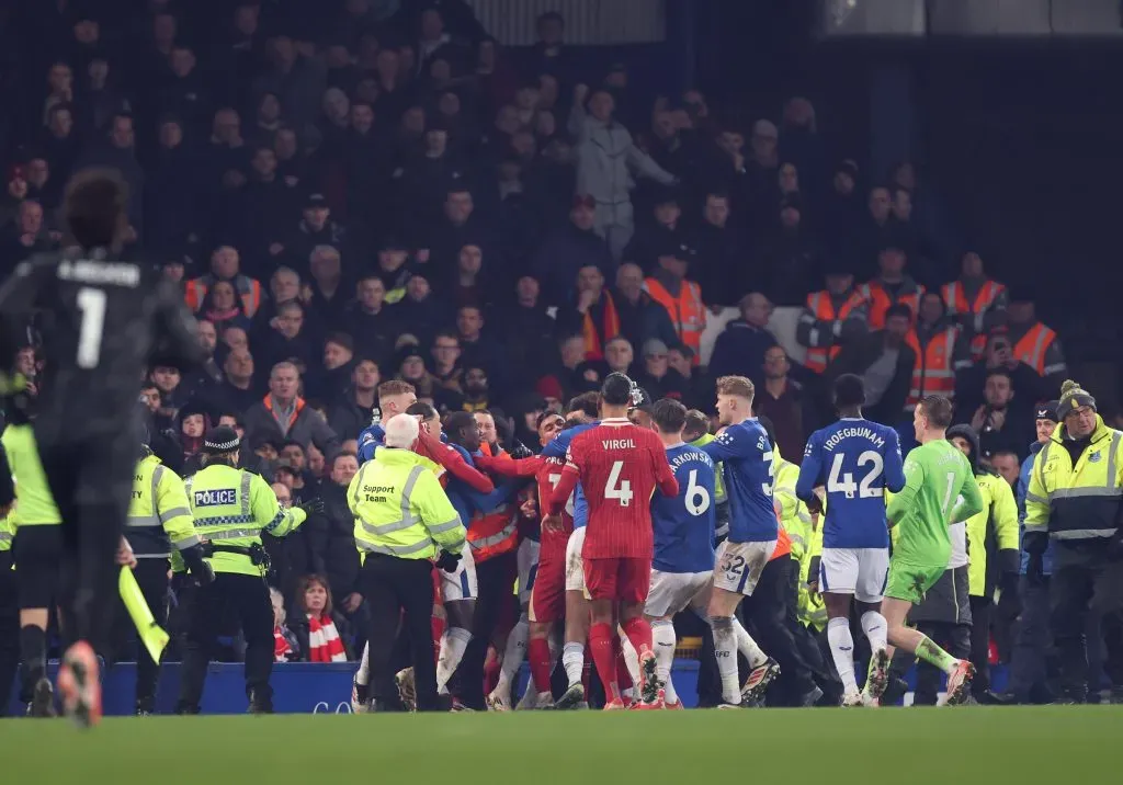 Uma das imagens da confusão entre os jogadores. Foto: Carl Recine/Getty Images.