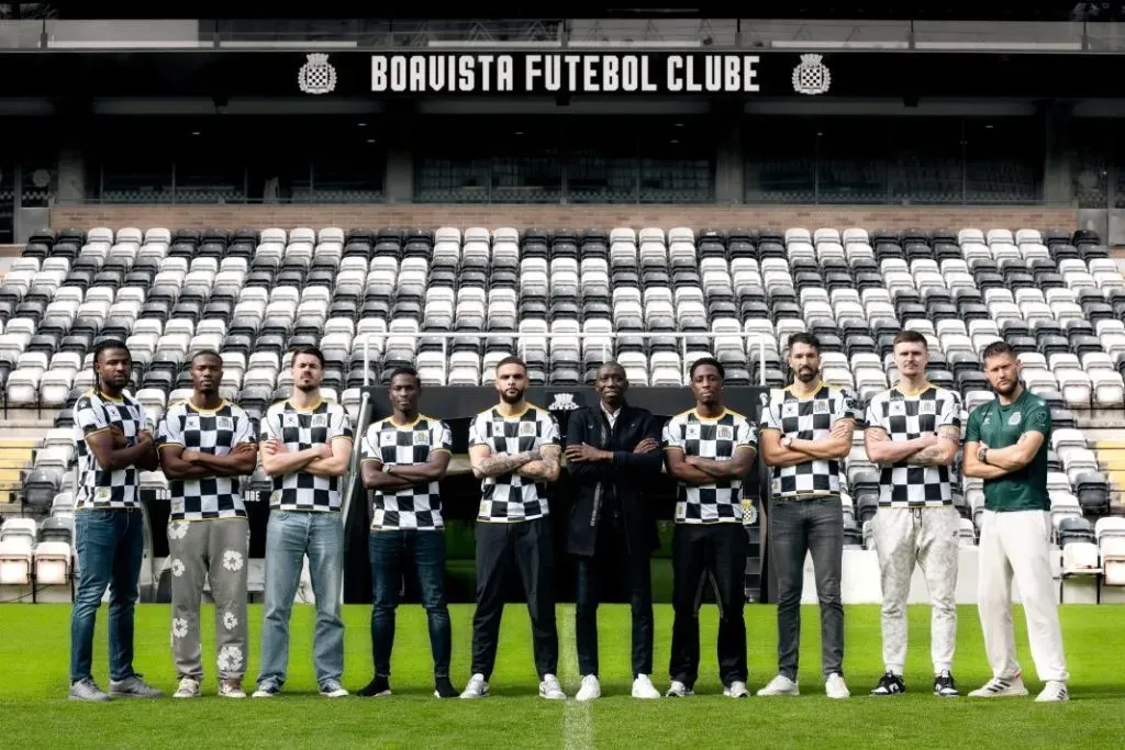 As nove contratações recentes do Boavista para o plantel, juntamente com Fary-Faye, o presidente da SAD (ao meio). Foto: Getty Images.