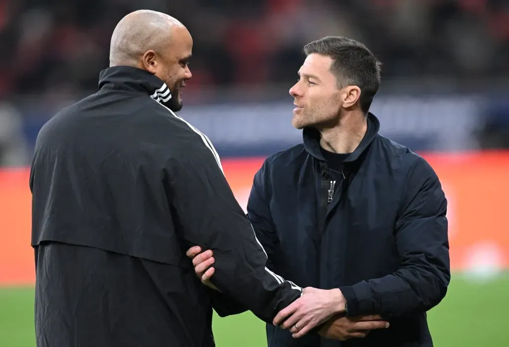 Vincent Kompany, treinador do Bayern, e Xabi Alonso, treinador do Bayer. Foto: Getty Images