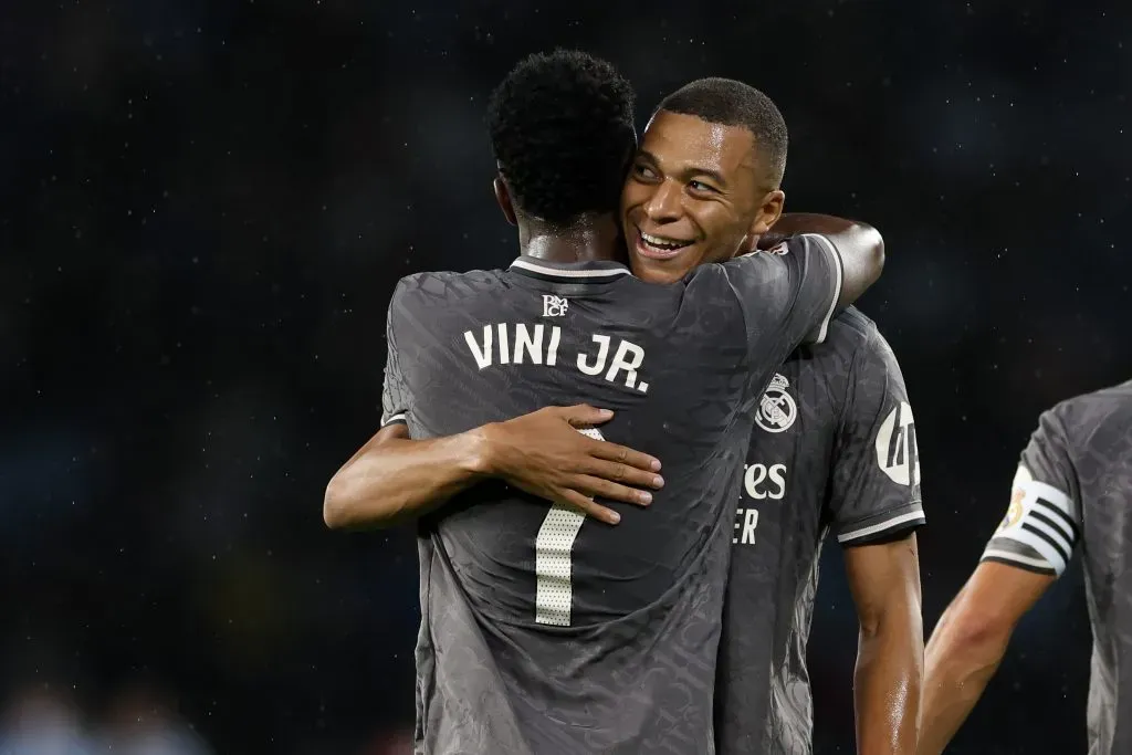 Vinícius Júnior e Mbappé em jogo do Real Madrid. Foto: Florencia Tan Jun/Getty Images.