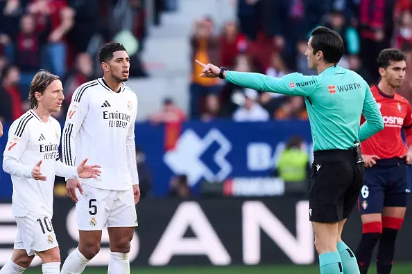 Jude Bellingham na confusão com o árbitro Munuera. Foto: Getty Images
