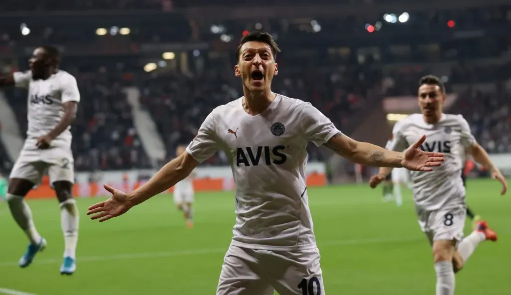 Ozil a celebrar um golo com o Fenerbahçe. Foto: Alex Grimm/Getty Images.