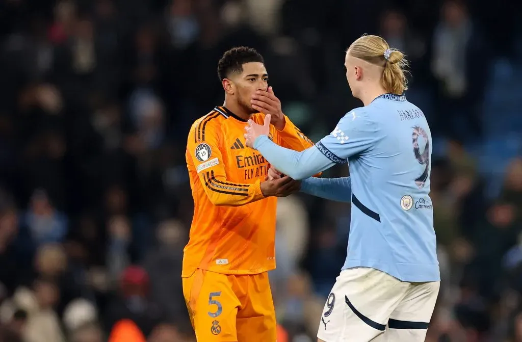 Bellingham conversa com Haaland em Manchester City x Real Madrid. Foto: Carl Recine/Getty Images.
