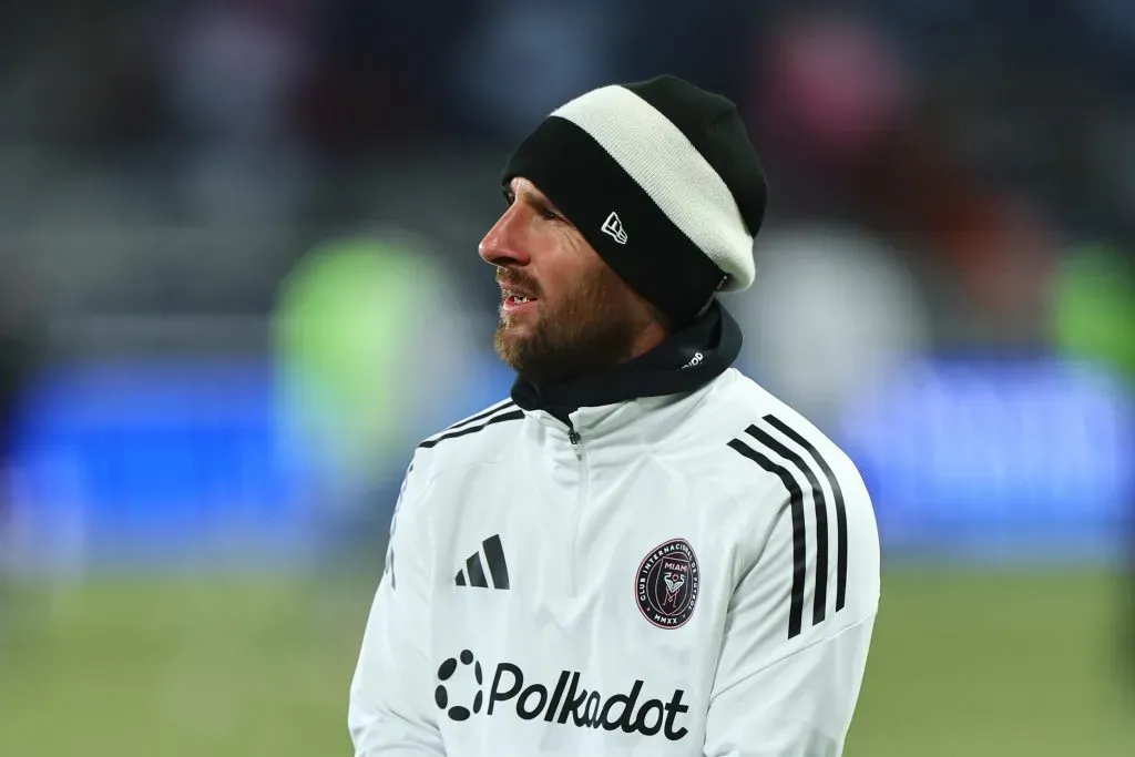 Messi protege-se do frio antes de Sporting KC x Inter Miami. Foto: Kyle Rivas/Getty Images.
