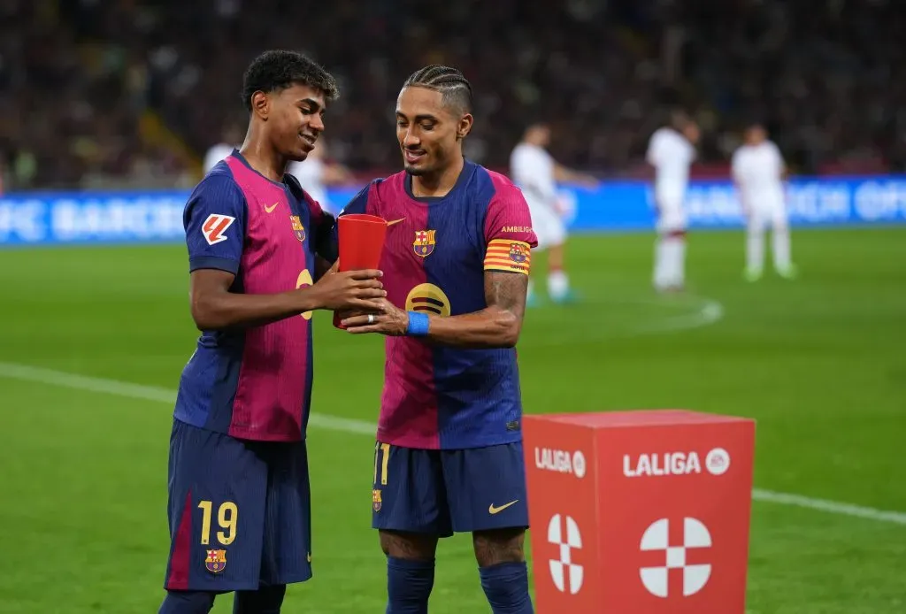 Yamal e Raphinha. Foto: Alex Caparros/Getty Images.