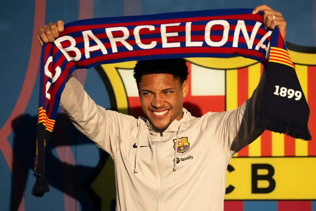 Vitor Roque em sua apresentação no Barcelona. Foto: David Ramos/Getty Images.
