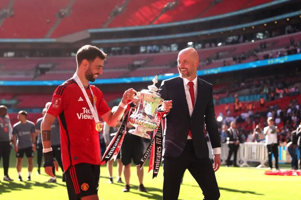 Ten Hag e Bruno Fernandes com o troféu da Taça de Inglaterra 2024, ganha contra o Manchester City. Foto: Alex Pantling/Getty Imagem.