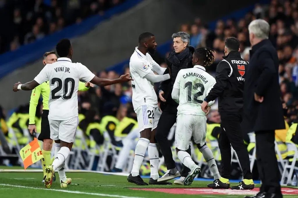 Carlo Ancelotti olha seus jogadores em torno de Imanol Alguacil. Foto: Denis Doyle/Getty Images.