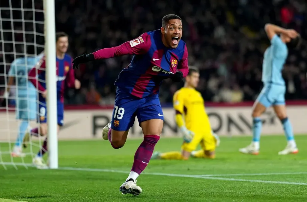 Vitor Roque comemora um de seus poucos golos pelo Barcelona. Foto: Alex Caparros/Getty Images.
