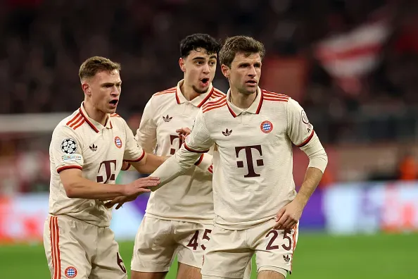 Kimmich, Pavlovic e Muller durante a Champions League. Foto: Getty Images