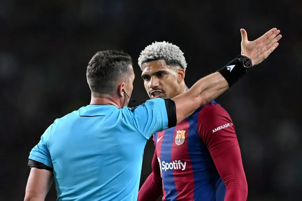 Momentos após a expulsão de Araújo contra o PSG. Foto: David Ramos/Getty Images.