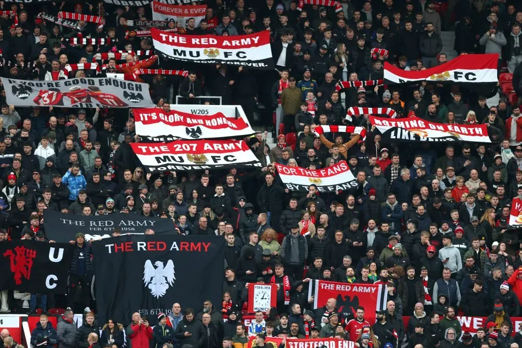 O apoio de alguns adeptos do Manchester United à sua equipa. Foto: Carl Recine/Getty Images.