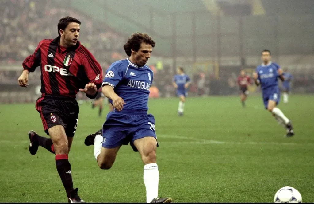 Costacurta, lenda do Milan, marca Gianfranco Zola, em 1999. Foto: Michael Steele /Allsport.