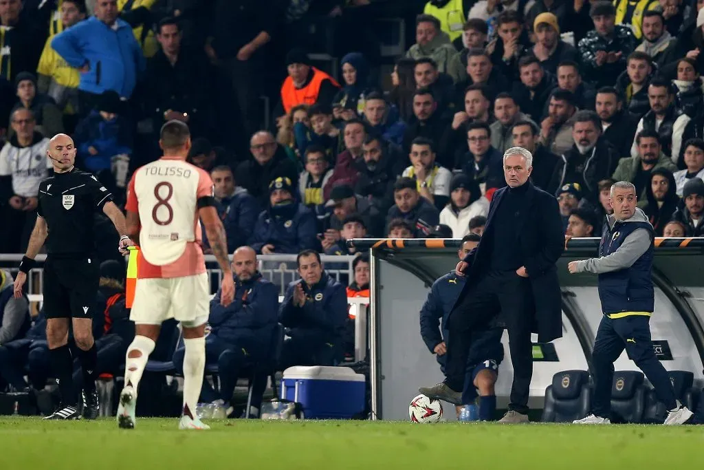 José Mourinho no comando técnico do Fenerbahçe. Foto: Getty Images