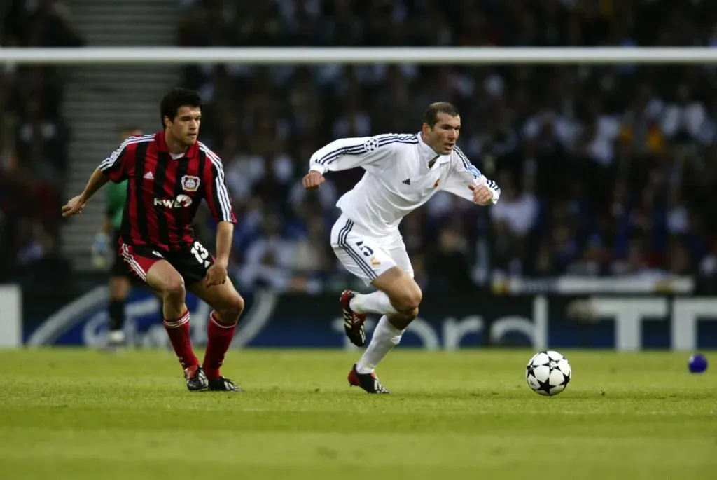 Ballack acompanha Zidane na final da Champions League, em 2002. Foto: Phil Cole/Getty Images.