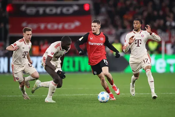 Florian Wirtz contra o Bayern de Munique na Bundesliga. Foto: Getty Images