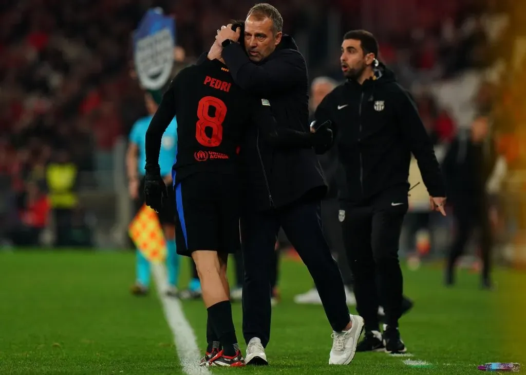 Hansi Flick cumprimenta Pedri no Estádio da Luz. Foto: Gualter Fatia/Getty Images.