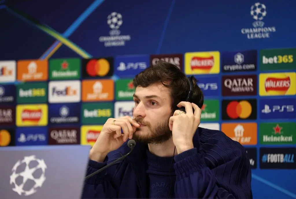 Kvara esteve na conferência de imprensa de antevisão ao jogo. Foto: Jan Kruger/Getty Images.
