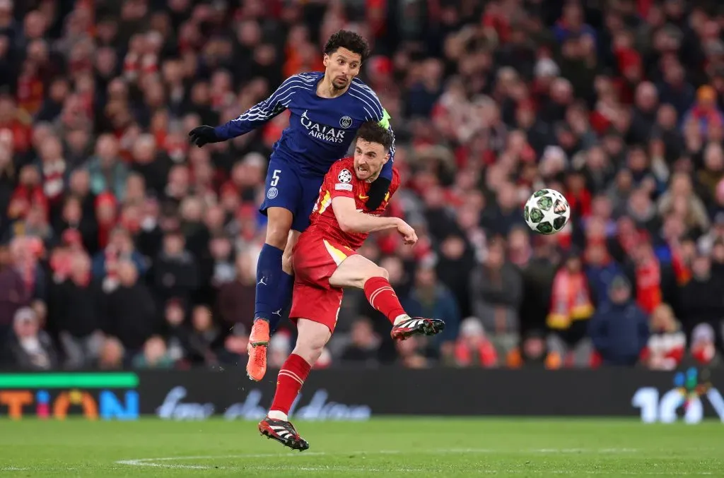 Marquinhos a disputar uma bola com o português Diogo Jota. Foto: Julian Finney/Getty Images.