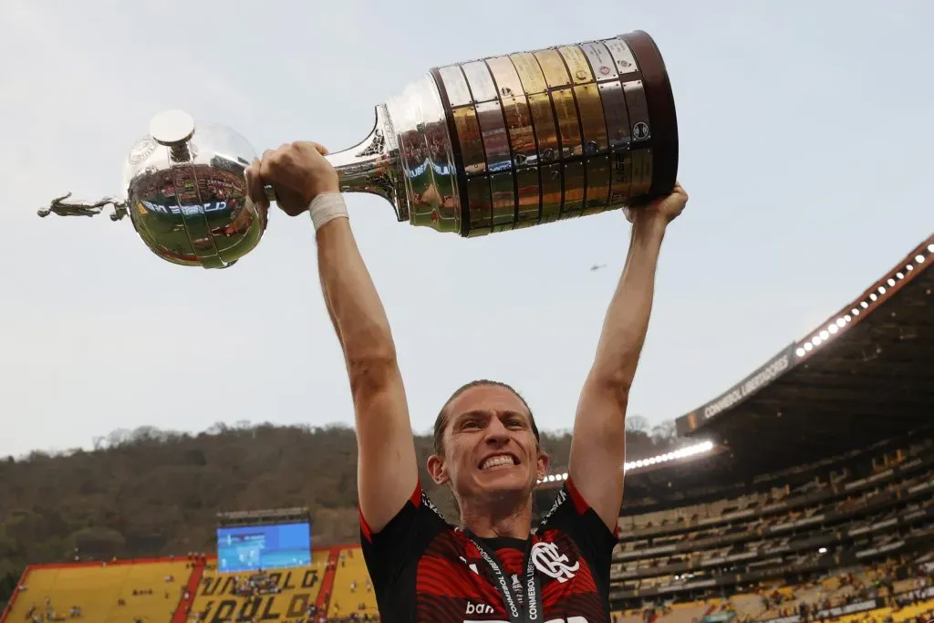Filipe Luís levanta sua segunda Taça Libertadores pelo Flamengo, em 2022. Foto: Buda Mendes/Getty Images.