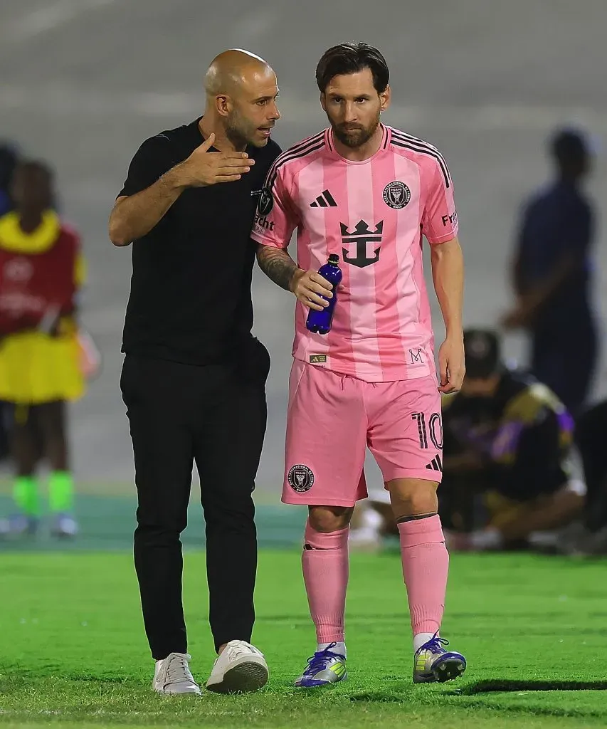 Mascherano e Messi a conversarem, antes do craque argentino entrar em campo. Foto: Kevin C. Cox/Getty Images.