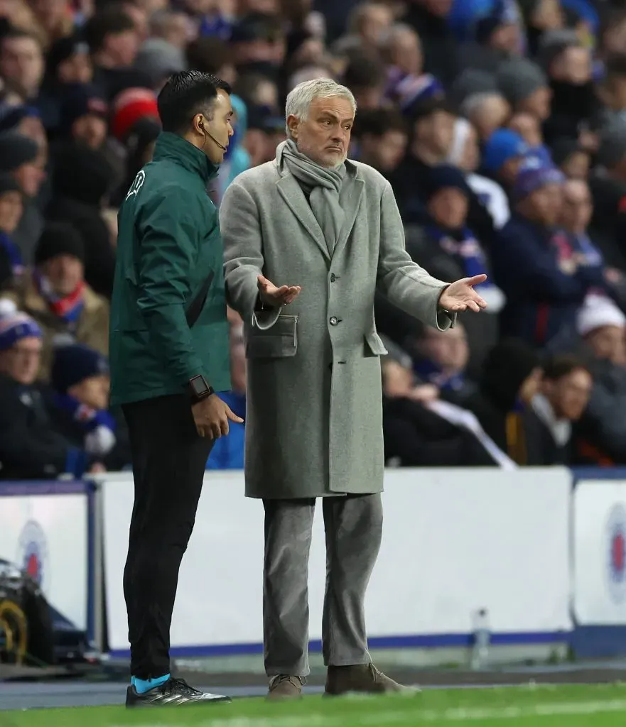Mourinho a “trocar” algumas palavras com o quarto árbitro. Foto: Ian MacNicol/Getty Images.