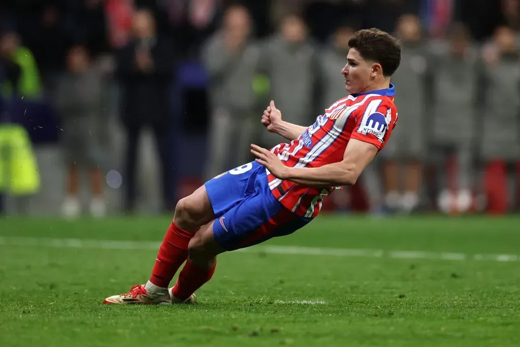 Julian Álvarez em sua cobrança de penálti contra o Real Madrid. Foto: Florencia Tan Jun/Getty Images.