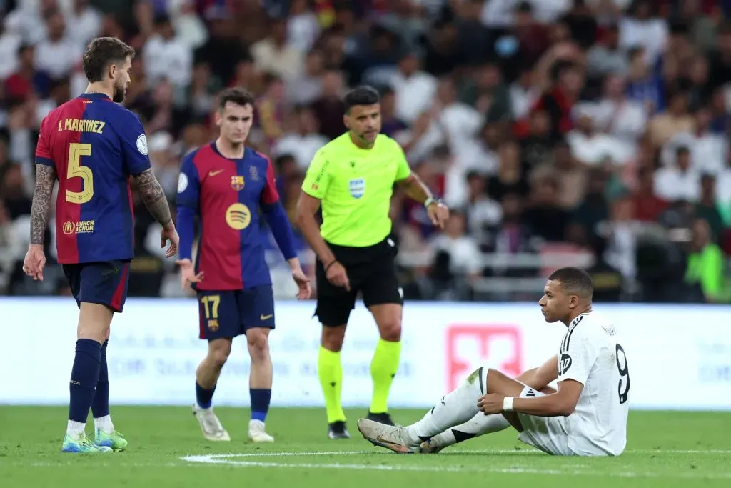 Iñigo Martínez e Marc Casadó observam Mbappé. Foto: Yasser Bakhsh/Getty Images.