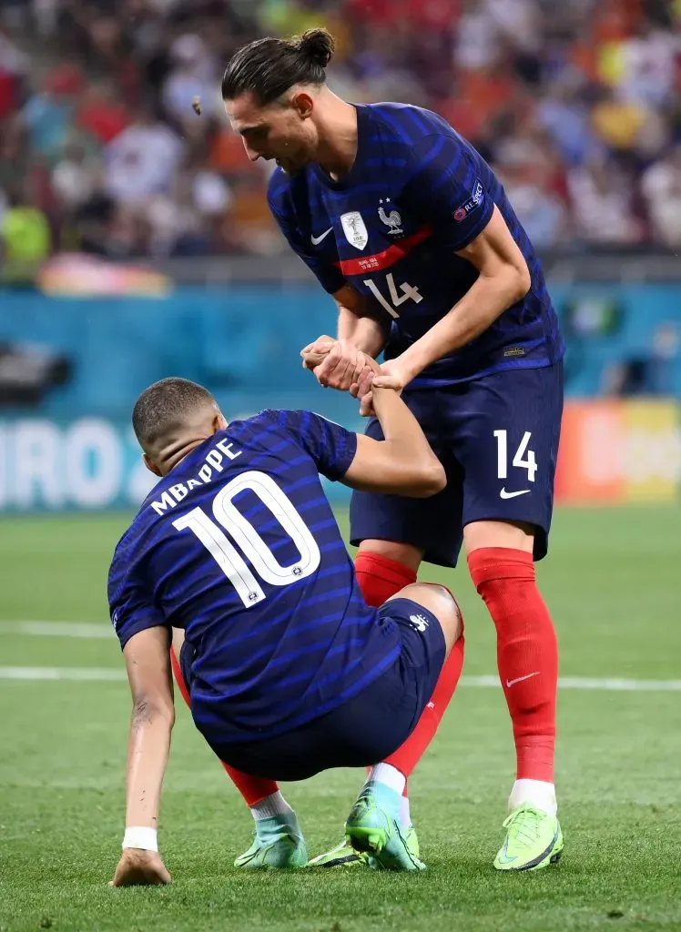 Kylian Mbappé com Adrien Rabiot na seleção de França. Foto: Getty Images