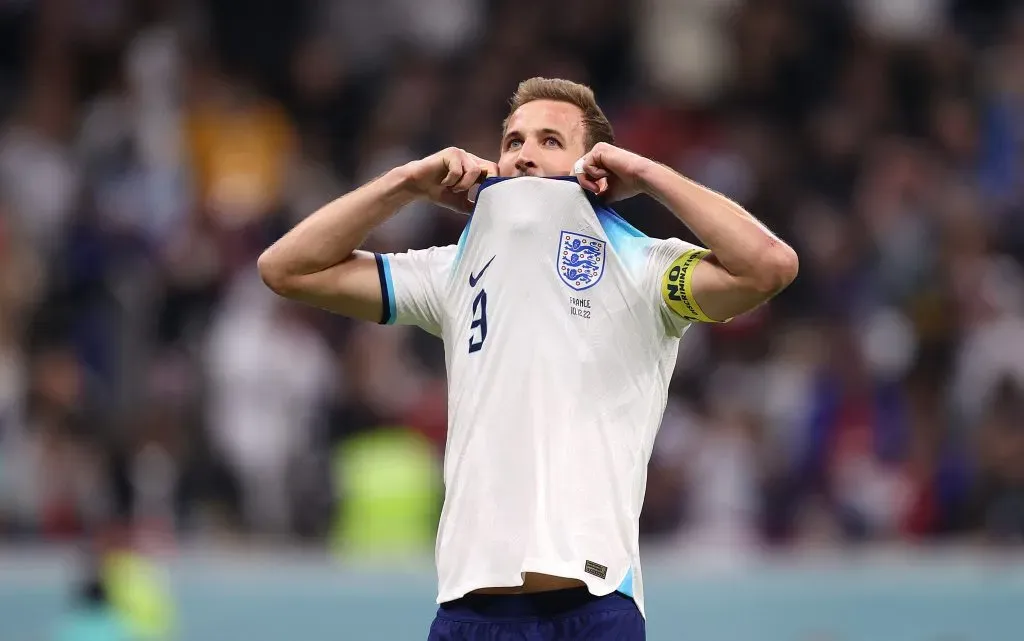 Harry Kane lamenta penálti perdido contra a França no Mundial 2022. Foto: Julian Finney/Getty Images.