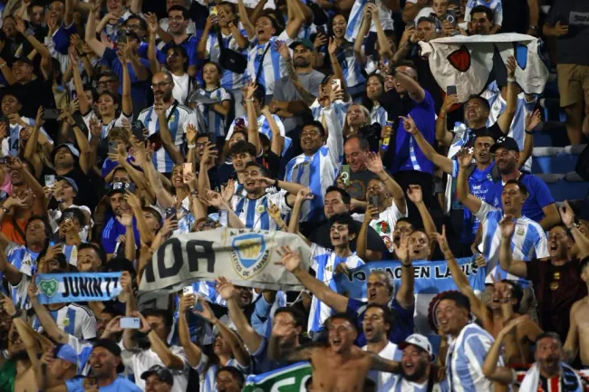 A festas dos adeptos, durante o Uruguai x Argentina. Foto: Ernesto Ryan/Getty Images.