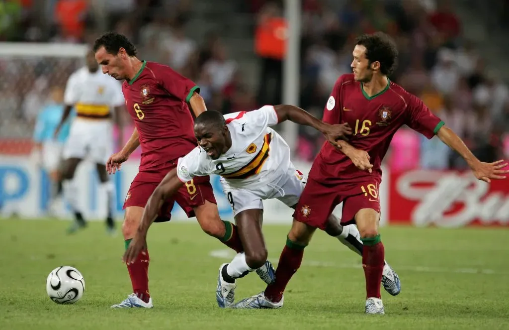 Mantorras com a camisola da seleção de Angola e a jogar contra Portugal, no Mundial-2006. Foto: Laurence Griffiths/Getty Images.