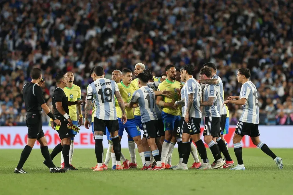 Uma das imagens que também marcaram o jogo entre Argentina e Brasil. Foto: Daniel Jayo/Getty Images.