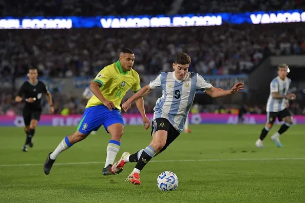 Julián Alvarez abriu o marcador frente ao Brasil. Foto: Getty Images