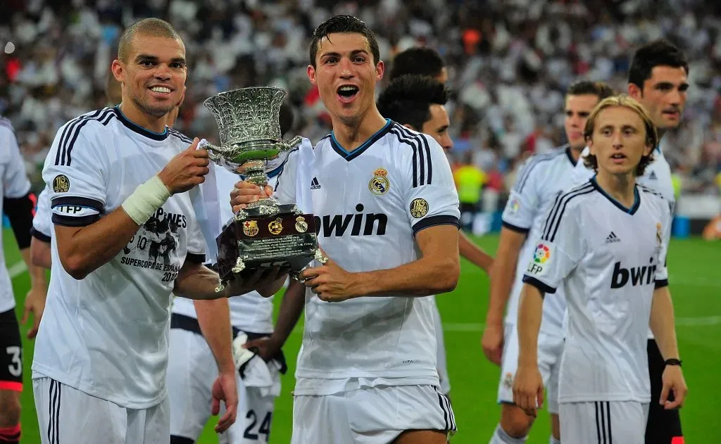 Pepe, Ronaldo e Modric (da esquerda para a direita) a comemoraram a conquista da Supertaça de Espanha, em 2012. Foto: Gonzalo Arroyo Moreno/Getty Images.