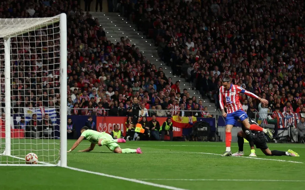 O momento que decidiu o jogo. Foto: Florencia Tan Jun/Getty Images.