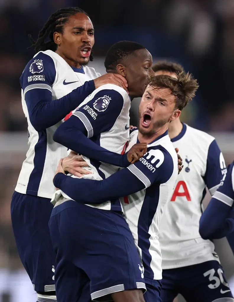Os jogadores do Tottenham a festejar o golo de Pape Sarr, que seria posteriormente anulado. Foto: Julian Finney/Getty Images.