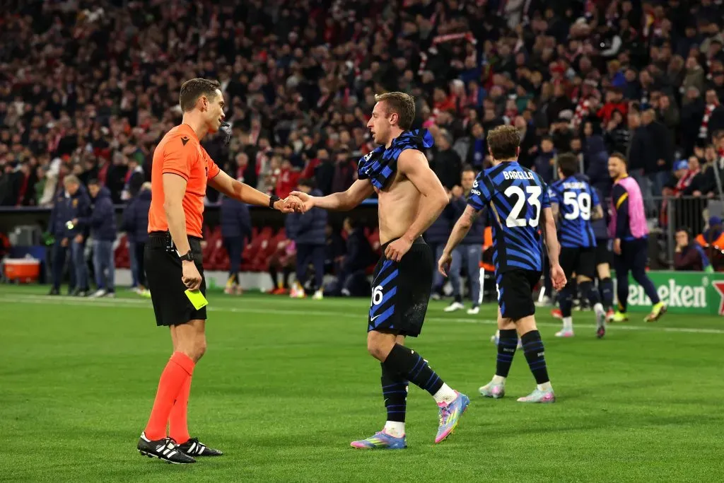 O árbitro Sandro Scharer a apertar a mão de Davide Frattesi, antes de lhe dar amarelo por ter tirado a camisola para festejar o segundo golo. Foto: Alexander Hassenstein/Getty Images.