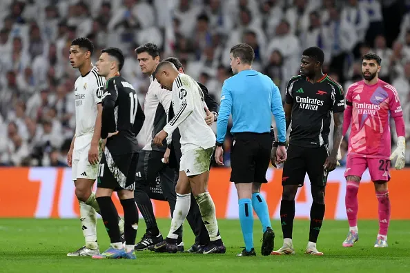 Kylian Mbappé lesionou-se contra o Arsenal. Foto: Getty Images