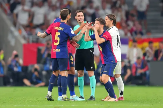 O árbitro Ricardo de Burgos em ação durante o Barcelona x Real Madrid. Foto: Fran Santiago/Getty Images.