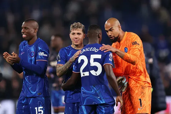 Enzo Fernandéz com os colegas de Chelsea. Foto: Getty Images
