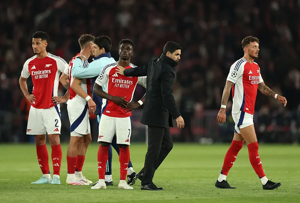 Mikel Arteta consola Bukayo Saka após a eliminação do Arsenal. Foto: Getty Images