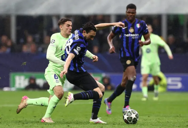 Gavi e Darmian a disputar a bola durante o Inter x Barcelona. Foto: Marco Luzzani/Getty Images.