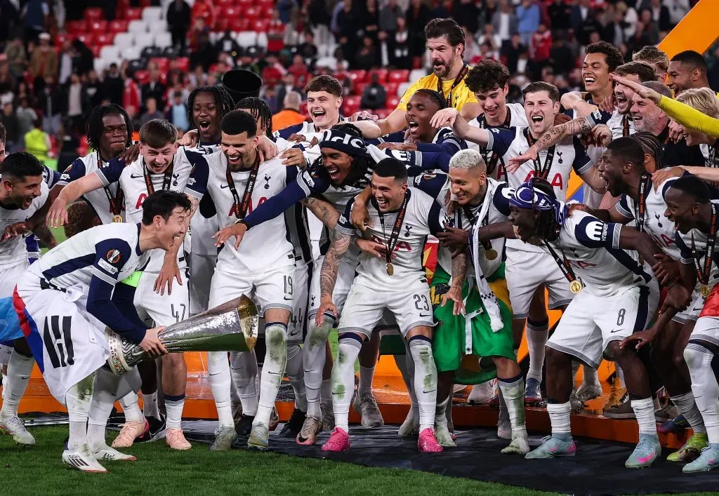 O momento em que Son vai levantar o troféu da Liga Europa. Foto: Ryan Pierse/Getty Images.