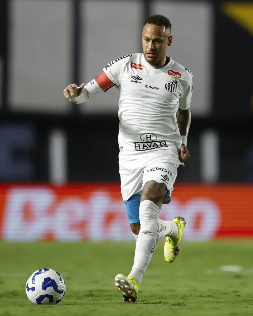 Não será desta que Neymar, jogador do Santos, voltará a vestir a camisola do Brasil. Foto: Miguel Schincariol/Getty Images.