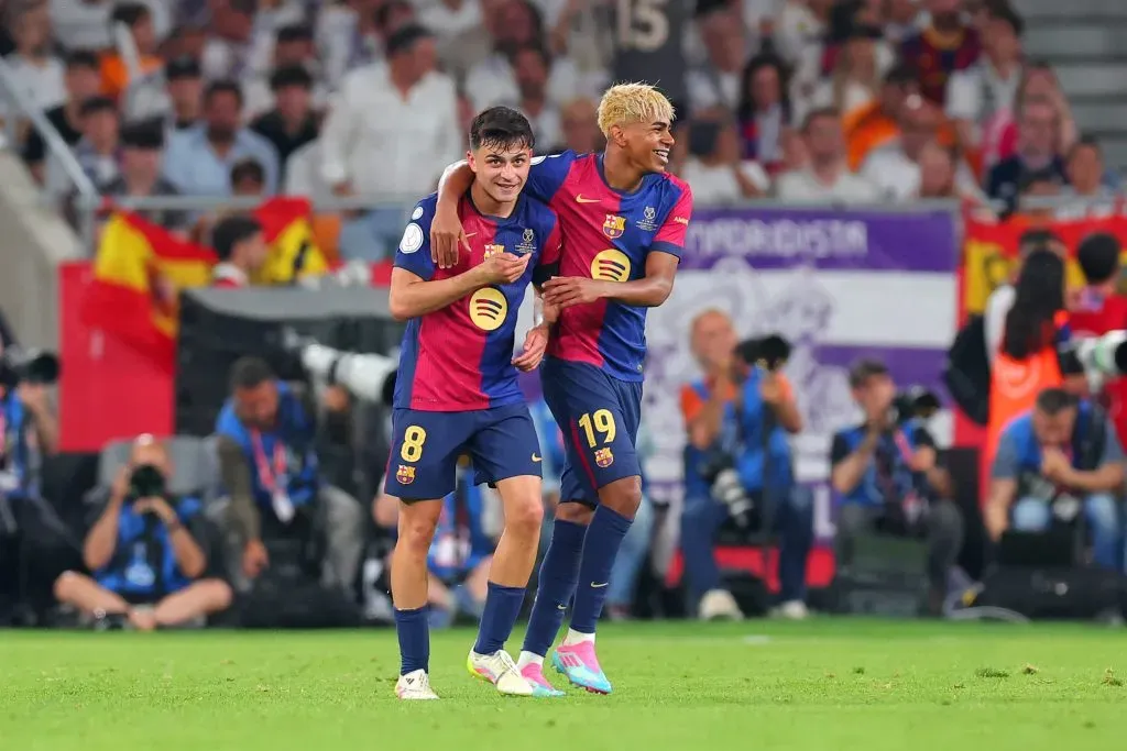 Pedri com Lamine Yamal no Barcelona. Foto: Getty Images