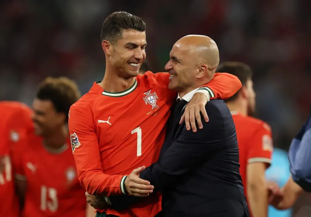 Roberto Martínez com Cristiano Ronaldo no Portugal x Espanha. Foto: Getty Images